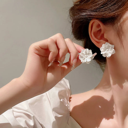 New Fashion White Flower   Donutse Earrings  New Style Earrings For Women